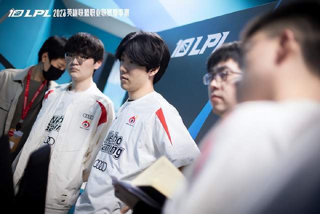 便奠定了领 便奠定了领