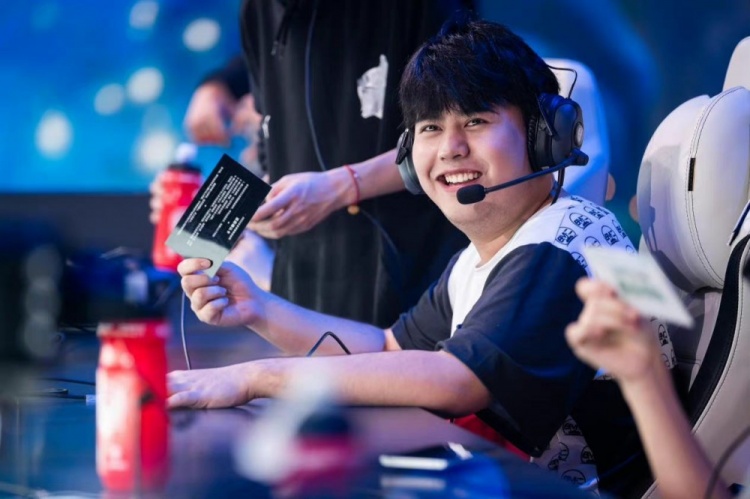 他蓄起脏辫 他蓄起脏辫